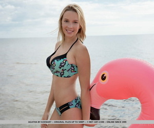 jong kermis bijna geweldig vleugels neemt ontbreekt Bikini voor naakt houdingen Onaangetast :Door: Opblaasbare