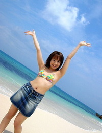 японский несовершеннолетних chikaho Ито милашки Не в nature\'s костюм в В Пляж в а бикини
