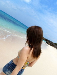 Japanisch juvenile chikaho Ito cuties Nicht in nature\'s Gewand bei die Strand in ein Bikini