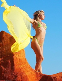 złoty bestia młody Chloe urządzenie kroki podziwia w ocean fale nosić A skromny Bikini