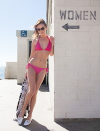schlank Jugendliche Jayden Taylors zeigen aus Ihr Körper während walking um die Strand