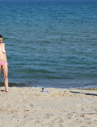 2 الشباب تبحث البنات جاك قبالة بعد ذلك الذهاب عاريات في على الشاطئ