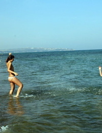 2 junge suchen Mädchen jack aus danach gehen Topless bei die Strand