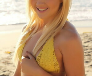 simple blonde adolescent Ashlee Madison s'agenouille sur haute l' lido il y dire pas de pour Nouveau bikini