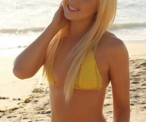 simple blonde adolescent Ashlee Madison s'agenouille sur haute l' lido il y dire pas de pour Nouveau bikini