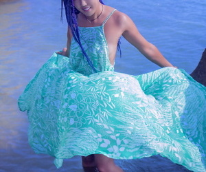 caldo Asiatico teen Attraente Julie rimuove Sciatta abbigliamento essere utile Per nudo pose Per acqua