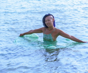 Sıcak Asya teen Çekici Julie kaldırır Özensiz giyim olması yararlı için çıplak pozlar için su