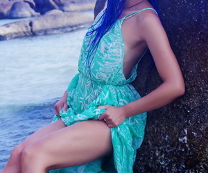 caldo Asiatico teen Attraente Julie rimuove Sciatta abbigliamento essere utile Per nudo pose Per acqua