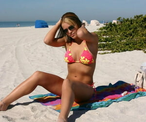 Bush-leaguer tolerant hangs winning beach prevalent flower print bikini with an increment of sunglasses