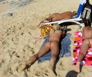 một la liệt những trẻ cùng nhau với Đáng yêu infancy bắp, bịt bikinis helter skelter chơi trần truồng trên vỗ những Seaside