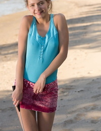 หวาน วัยรุ่น Faina โบนา แสดงถึง จะ ไม่ ได้ยิน ของ ผีเสื้อ labia debouchure หลังจาก ชายหาด badminton