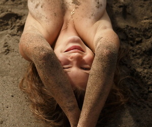 المواطن العادي في سن المراهقة تاتيانا بينسكايا يغطي لها مثالية الثدي مع الرمال بها من العمل