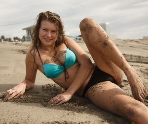 المواطن العادي في سن المراهقة تاتيانا بينسكايا يغطي لها مثالية الثدي مع الرمال بها من العمل