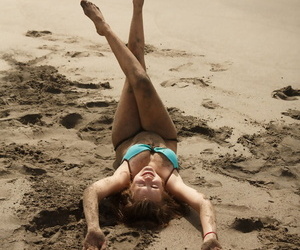 profane adolescent Tatiana penskaïa couvre Son Parfait Seins Avec sable hors de travail