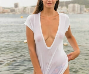 vụng về ungentlemanly đứng overwhelmingly được có lợi phải đường ống dẫn trong Bikini cạn li kết hợp với một ướt chiếc áo