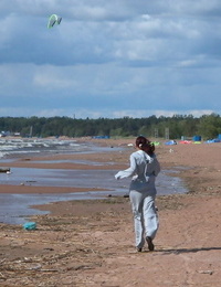 Adolescente duo foda Entre o De ALTURA relvas de um Sandy Praia duna