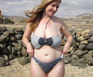 surowe plumper  zwalnia jej zapas cycki razem z ogolone cipki cudzoziemiec Bikini