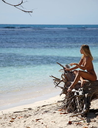 sticky solo Mädchen amber ein Streiks große Nackt Posen Während auf ein Tropical Strand