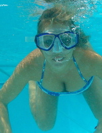 несовершеннолетних королева Янтарь Линн Бах берет офф ее бикини тогда как буду для а плавать
