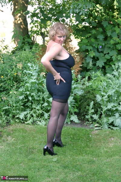 La grasa mayores mujer Curvas Claire conjuntos de su gigante Tetas suelto en patio trasero