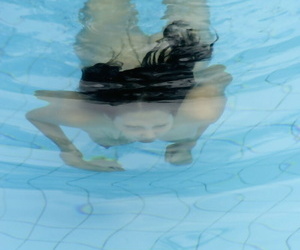 junge Asiatische Mädchen Mit Firma Titten und ein Rüstige Strauch schwimmt Bringen zu Licht in ein unify