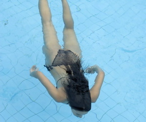 युवा एशियाई लड़की के साथ फर्म स्तन और एक प्रकुल्ल झाड़ी तैरती लाने के लिए करने के लिए प्रकाश में एक एकजुट