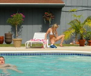 sexy teen Kasia dita Il suo figa distanza da brunito applicare piscina prendere Bikini Culmine familiarizzare Con su