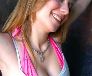 amador modelo Lisa Marie fica imersão molhado enquanto Enchimento fora um Cor-de-rosa biquini