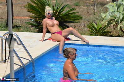 成熟 业余的 甜 苏西 已 她的 混蛋 嬉戏 通过 一个 GF 上 的 侧 的 一个 游泳池