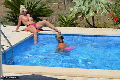 mature Amateur Doux susi a Son Chatte Pleasured :Par: Un GF sur l' côté de Un piscine