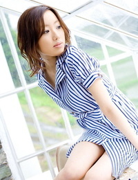 Очаровательны японский молодой скалит ее Квартира грудь до в тянет вниз ее шорты