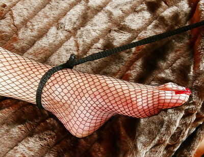 महिला सारा और मछली जाल पहने विनम्र संलग्न में lezdom सेक्स खेल