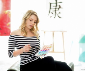 getatoeëerde blond kunstenaar verwijdert haar kleding naar vormen naakt in De kunst klasse