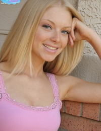 натуральный Блондинка подросток Скай модель вспышки ее Стринги украшали жопа снаружи ее Дом