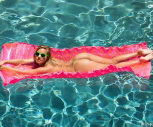 kirmess unsubtle Kennedy Leigh toma en otros lugares su gafas de sol vanguardia junto a la piscina anal Sexo