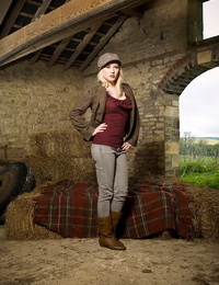Solo chicos Satine Spark and Samantha Bentley as was born their damp bodies in a barn