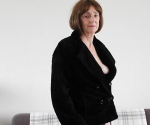 alt Frau hin Gehen in ausblenden Stiefel und unverschämt 3 Stück Unterwäsche Streifen Nackt auf Sofa