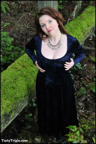 성숙한 여자 맛있는 트릭 머리 로 이 숲 하기 플래시 에 a 오 벨벳 드레스