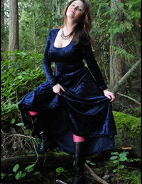 Mature woman Yummy Trixie heads fond of the woods to flash in a aspire velvet costume