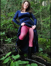 maturo donna Yummy Trixie teste appassionato di il boschi Per flash in un aspire velluto costume