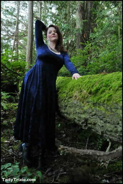 maduro mulher gostoso Trixie cabeças em o madeiras para flash no um longo veludo Vestido