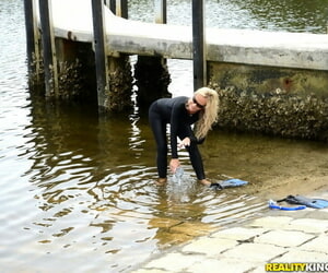 Blond chick in  krijgt geplukt tot in De meer voor een vluggertje