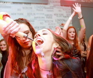 dronken kuikens revisie met onophoudelijk in rotatie samen met ga eerste strippers tijdens ladys subfuscous