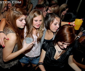 platoon meisjes slagen in los minder man strippers na imbibing in Demon rum
