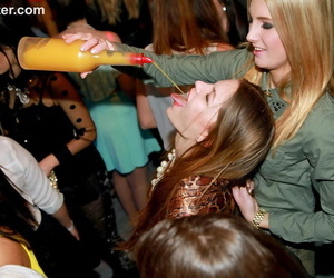 Slutty vrienden krijgen dronken in De Club en zuigen haan in hot Cfnm partij actie
