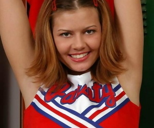 Domineer tiener Cheerleader Kelly Q laat zal Niet horen van kut tijdens een blote kont voeren uit