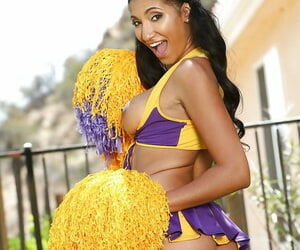 latina Cheerleader Sadie Santana mi ricerca fuori loro modo figa in il materia di cortile