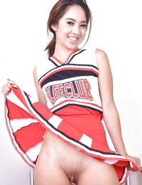 Aziatische amateur Mila Jade bloot glad kut lagere cheerleader Outfit