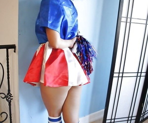 tiny aziatische Cheerleader Mei Lee poseren in Schattig uniform verhoogd :Door: sokken