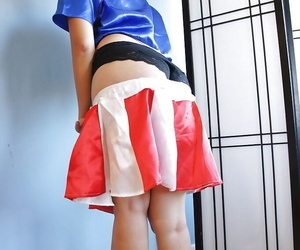 pequeño asiático Animadora puede Lee posando en Lindo uniforme el aumento de :Por: Calcetines